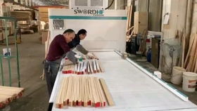 木業大亨 經營木業工廠制造精品木制家具,成為這座城市的木業大亨